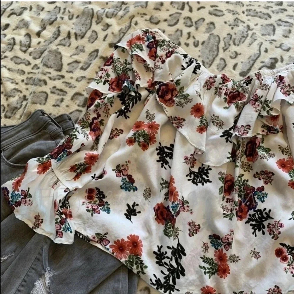 Floral Off-the-shoulder Top - Picture 3 of 13